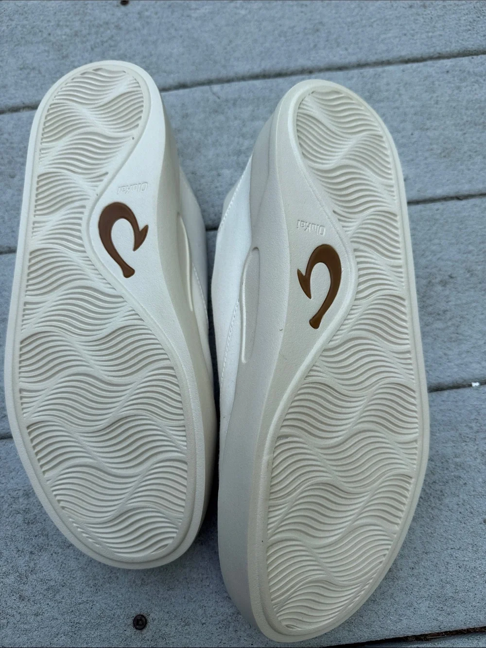 NWOT OluKai men’s white sneakers
